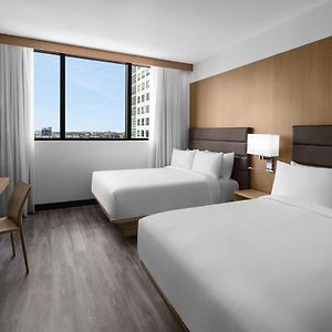 Guest room Skyline view High floor